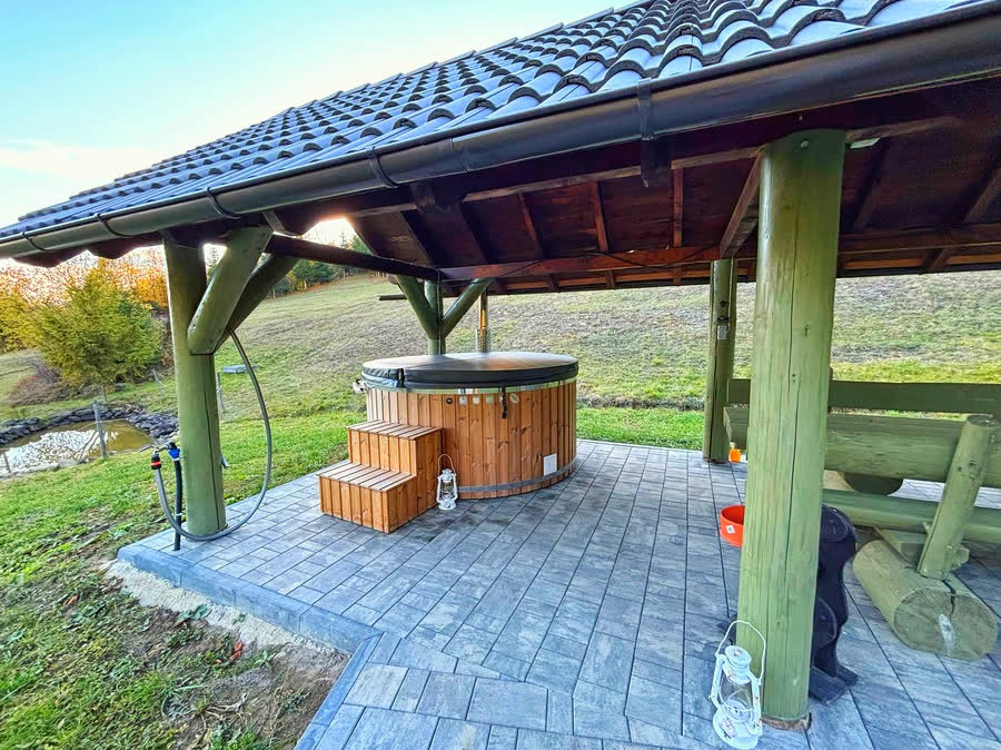 A jakuzzi a kerti pavilonban