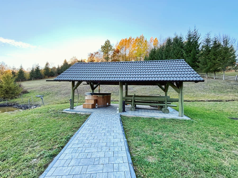 Kikövezett út a pavilonhoz